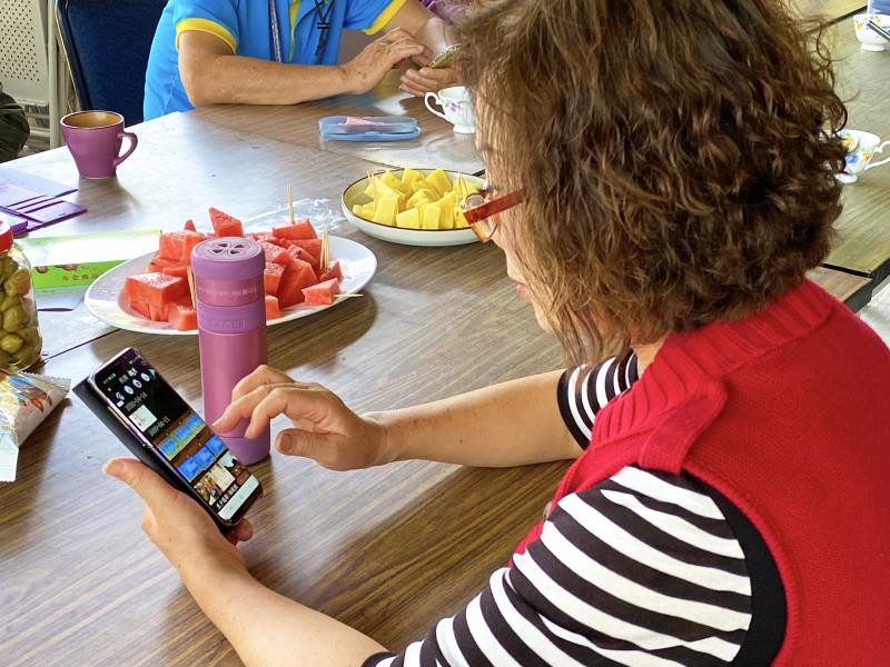 學員使用手機練習影片剪輯