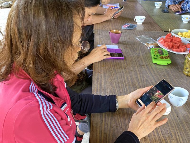 學員使用手機找尋照片、影片剪輯素材