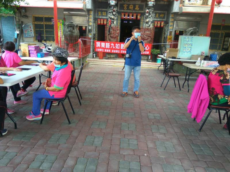 老師介紹平板電腦及智慧型手機功能，讓學員認識透過數位學習增廣見聞。