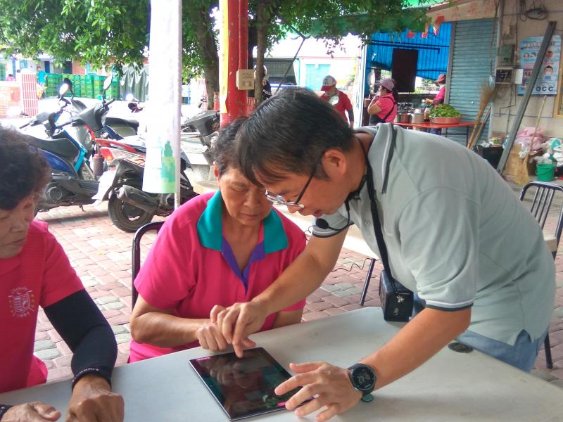 老師教導長者學習平板電腦及下載APP，增加生活樂趣。