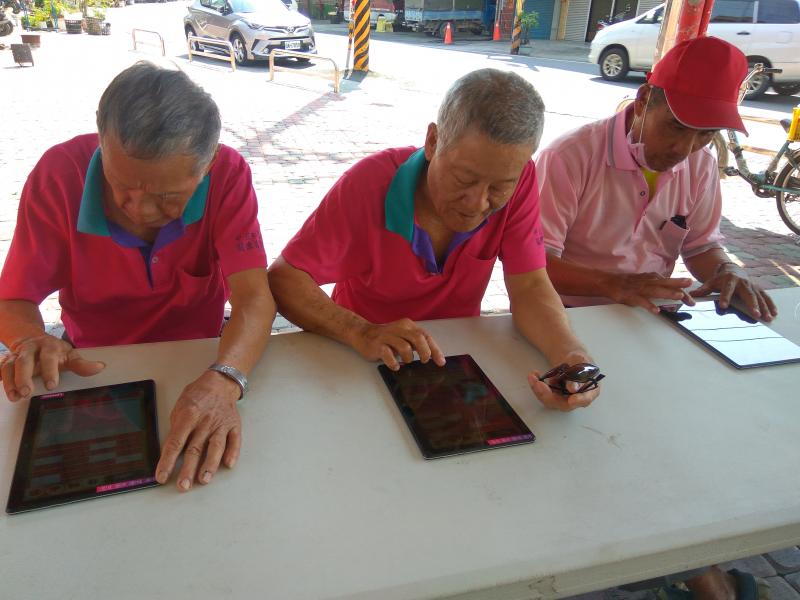 阿公們上電腦課特別認真，知道如何操作平板電腦後，一頭栽進網路世界尋找學習樂趣。