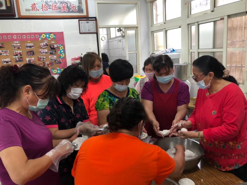 講師示範如何製做水晶肉圓