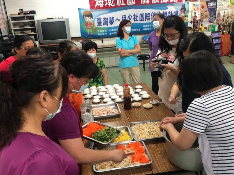 講師示範製做散壽司