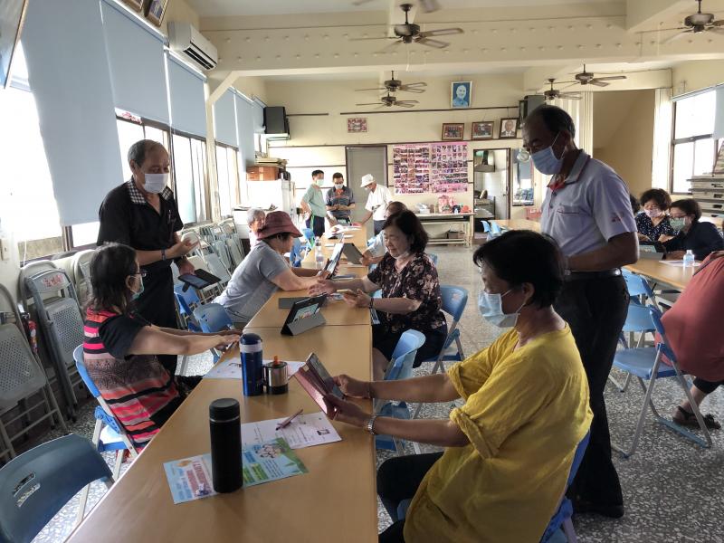 學員互相指導連接WIFI方式