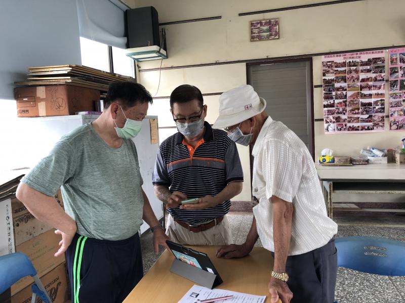 老師幫學員解決問題中