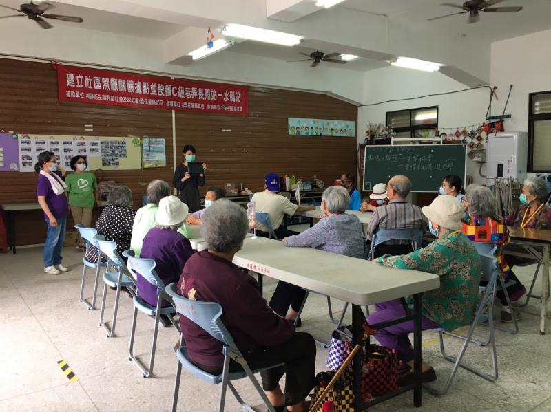 講解平板操作，及平板對長輩帶來的益處。