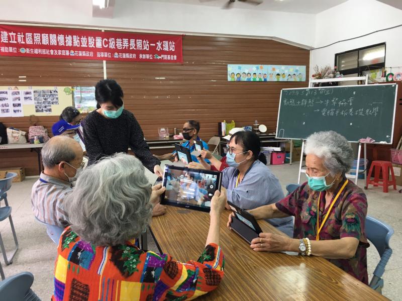 講師指導學員平板操作。