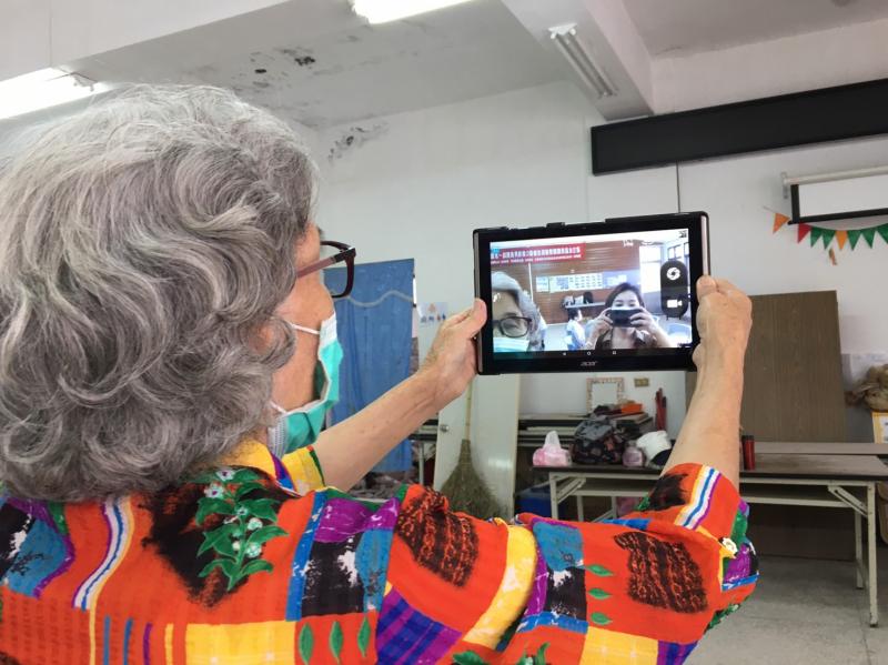 長輩們與講師合影，很多長輩都是第一次接觸平板，覺得很有趣，大家都玩得很開心，還跟講師說希望下一次還可以玩平板。