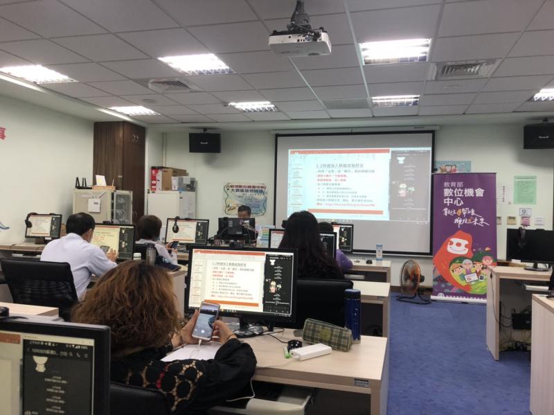 早上在DOC教室，殭屍先教學動植物辨識App軟體的下載，跟如何記錄。