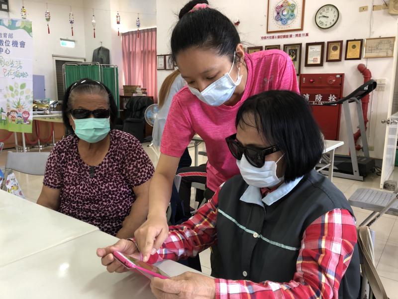 樂齡輔導員蔡依恩，協助長輩下載臺灣PAY行動支付軟體與手機綁定開通。