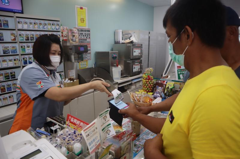 DOC 志工沈俊清，行動支付現學現賣，至超商預購口罩搭配行動支付繳費。