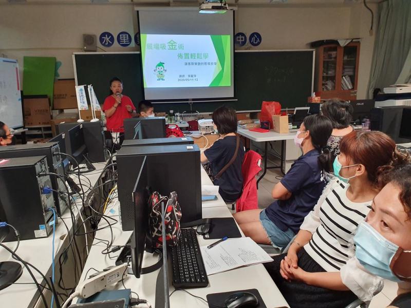 吳老師陳述產品展場佈置要如何吸睛做說明.