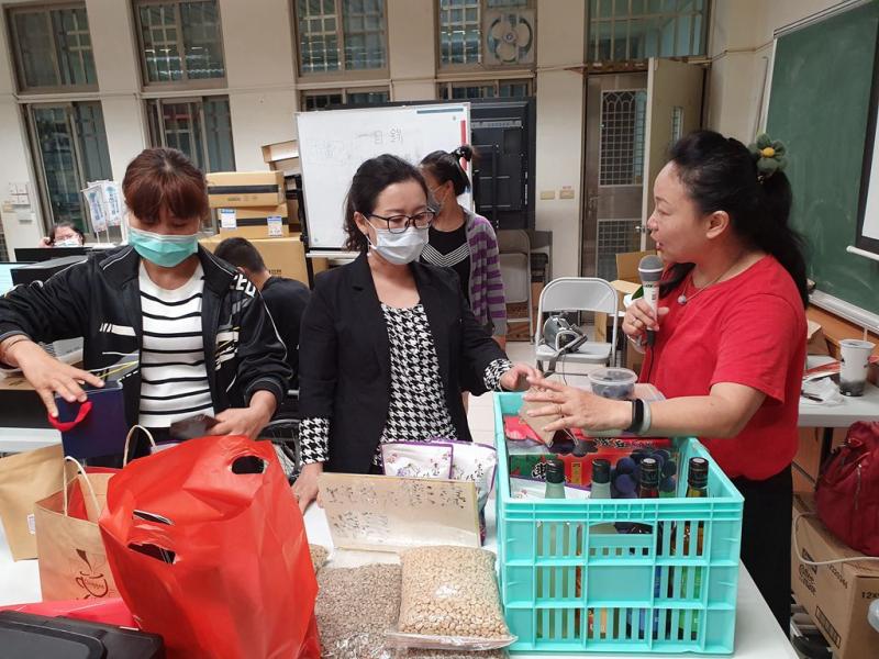 店家學員們帶來產品請教老師如何吸睛商品包裝及佈置.