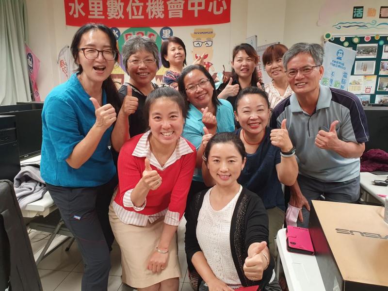 下課後學員與老師開心地拍張大合照留影.