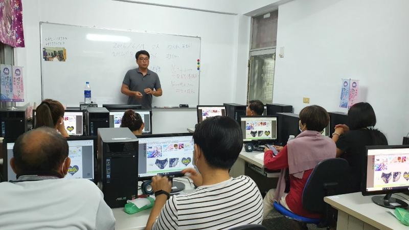 講師說明如何學習製作電子化政府使用之數位資料