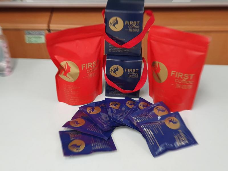 老師提出意見，賣咖啡可以單包賣放在漂亮盤子上，並佈置情境引起消費者試喝.增加購買機會