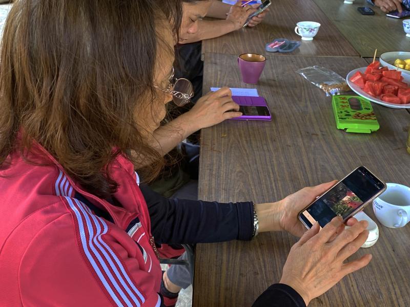 學員拿手機開啟照片詢問功能