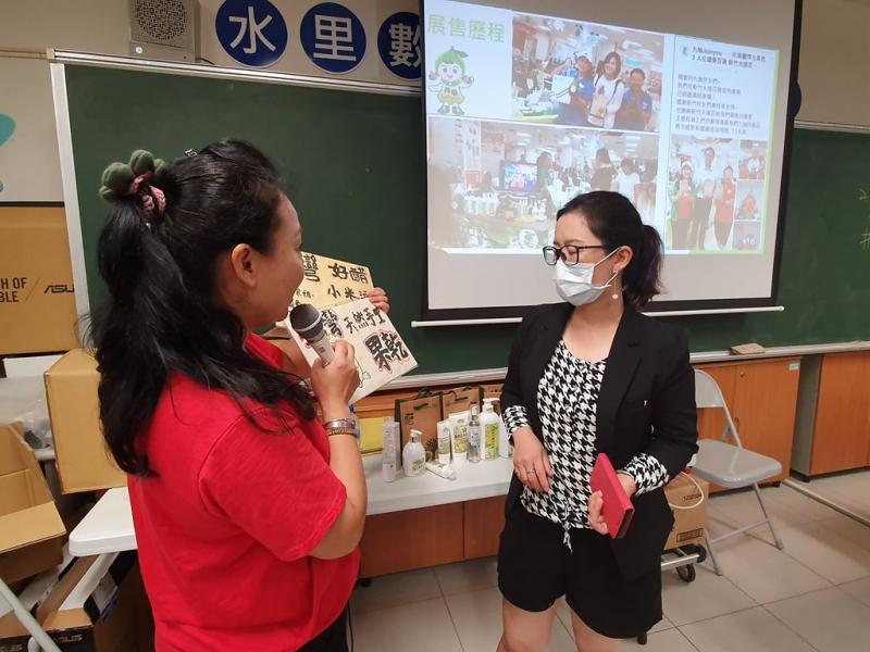 新住民學員請教老師產品陳列品名書寫上架重點，如何增加客戶購買意願.