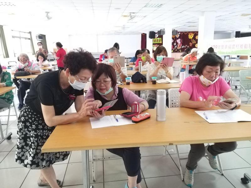 下載抖音APP，練習編輯個人資料，上傳相片或影片，加入音樂。