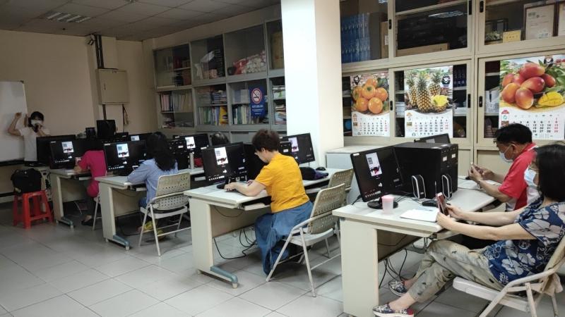 練習自拍身體動作或手部動作，加上特效，上傳關注分享，或新增曾臉書限時動態。