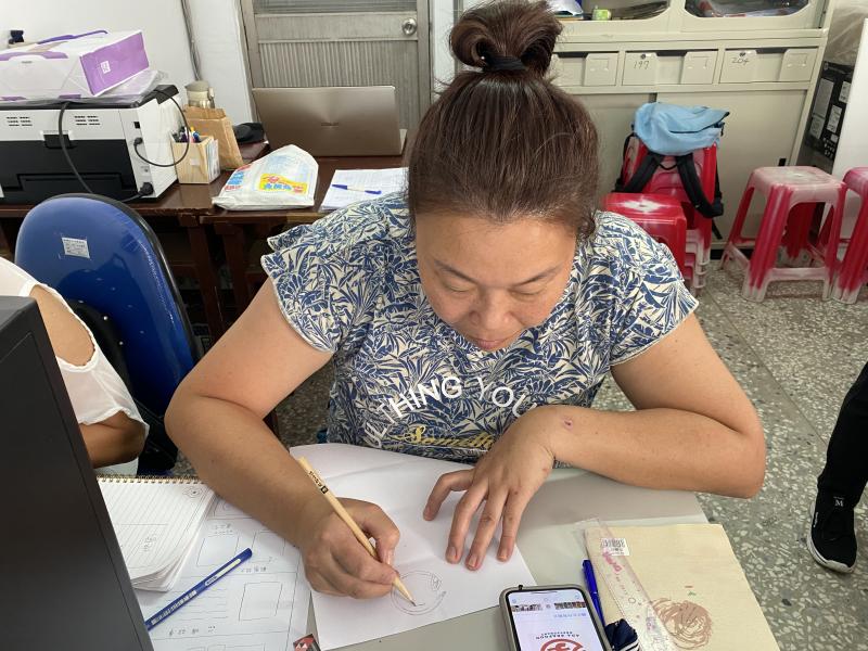 學員聽完講師說明原生網頁雛型後，各自進行網站架構的構思與發想。