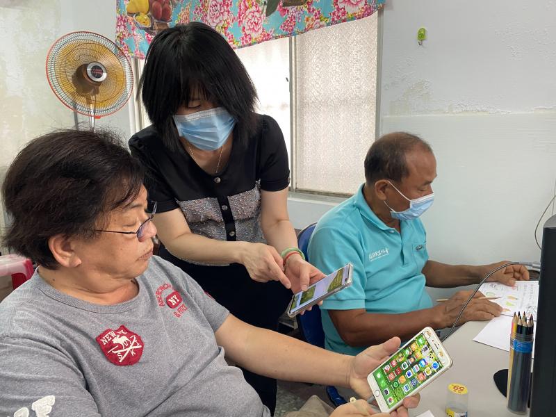 駐點人員提供一頁導購網的範例，引導學員如何下筆繪製腦袋內的網頁架構圖，及頁面排版。