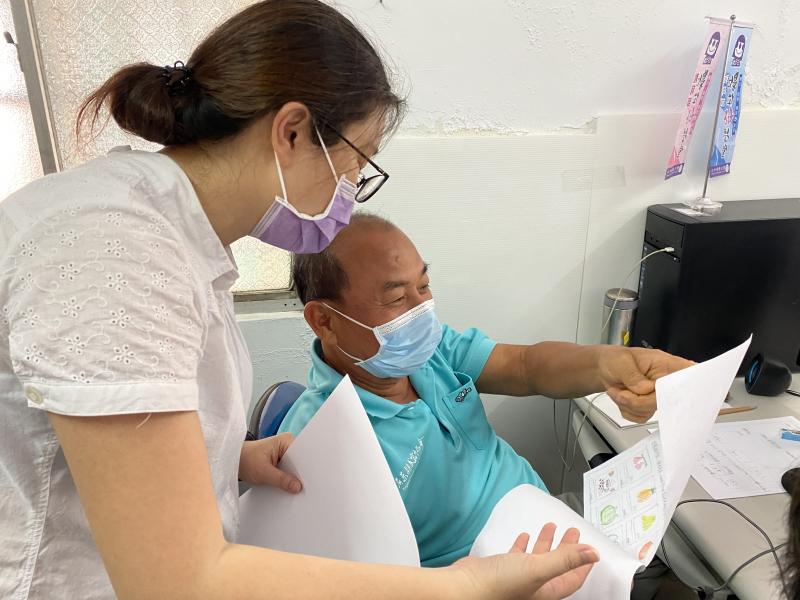 與講師、助教討論繪製的網頁架構，是否符合課堂提過的區塊屬性，及構想範疇符合現實。