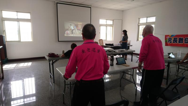 跟著影片動一動