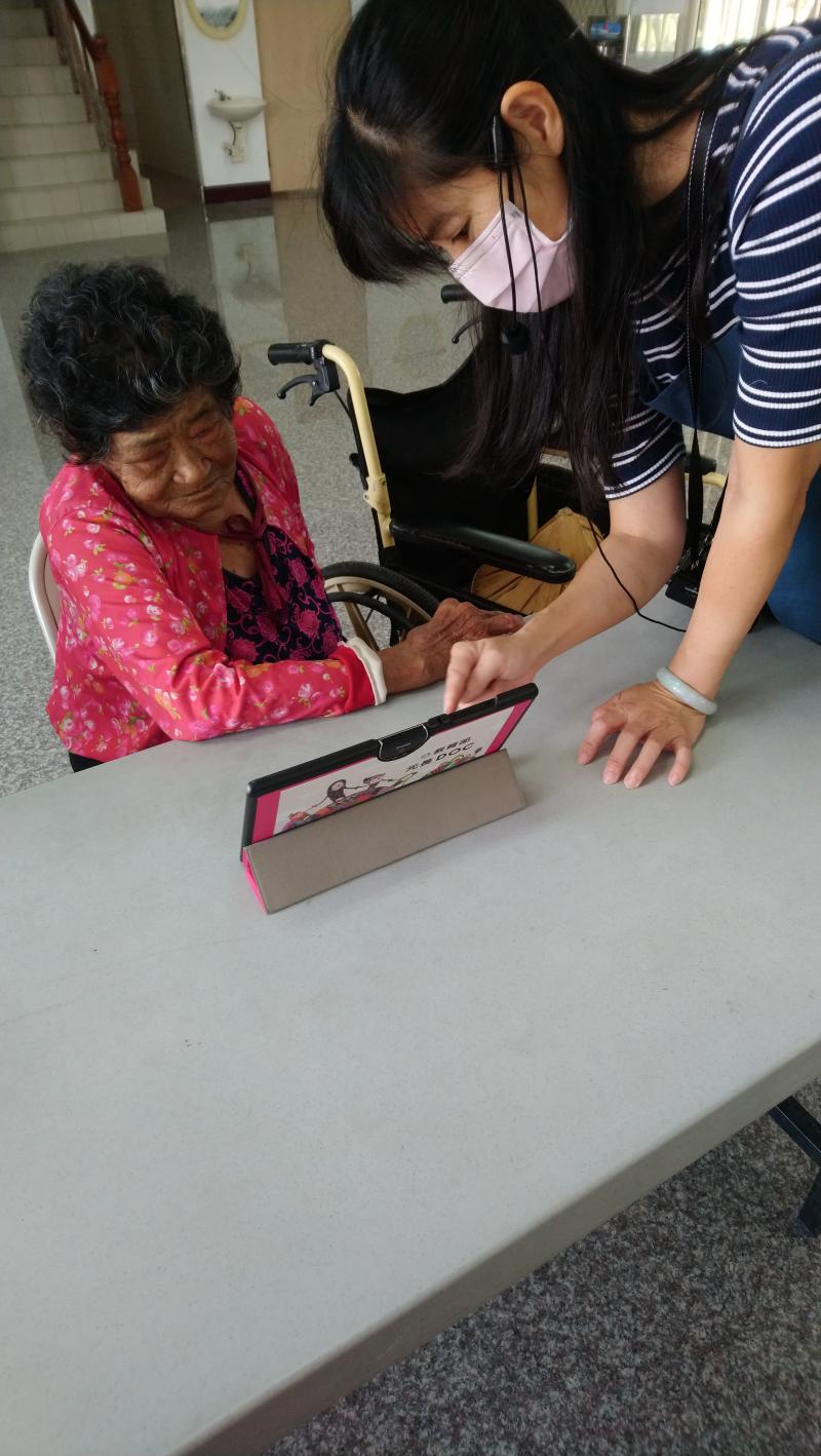 講師協助長輩操作