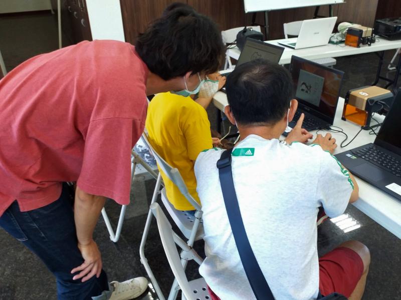 志勳老師指導學員操作雷雕機器