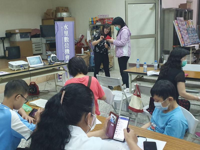 學員在操作手機上有問題時，能及時找老師幫忙.