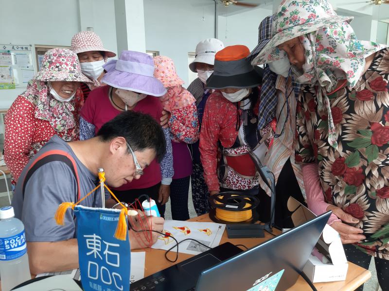 大家一起來看講師示範如何操作3D列印筆