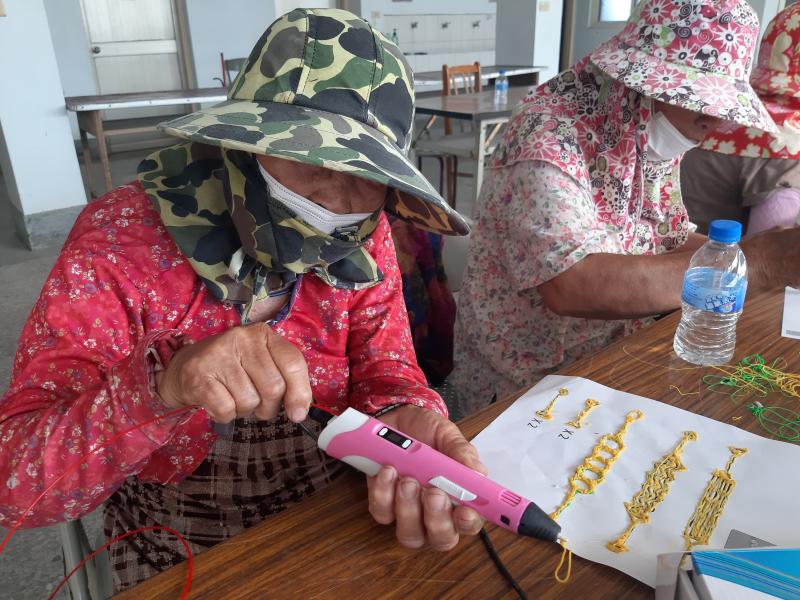 試著自己裝填3D列印筆的塑料