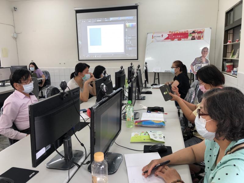 講師說明包裝除了美觀之外，還要思考運送中是否保護產品的完成性，每個細節都需要留意。