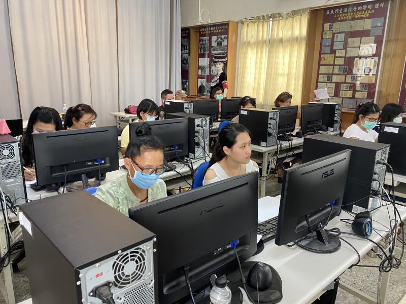 一頁式網頁課程是利用簡單、快速的方式，從概念、構圖到上機，推薦最好、最棒的資訊。因此，此堂課老少學員皆有，個個認真寫筆記和發問。