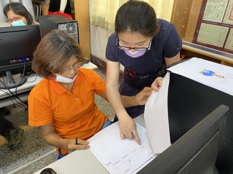 逐一指導說明網頁架構的區塊，先用範例說明，再針對學員繪製圖作解釋。