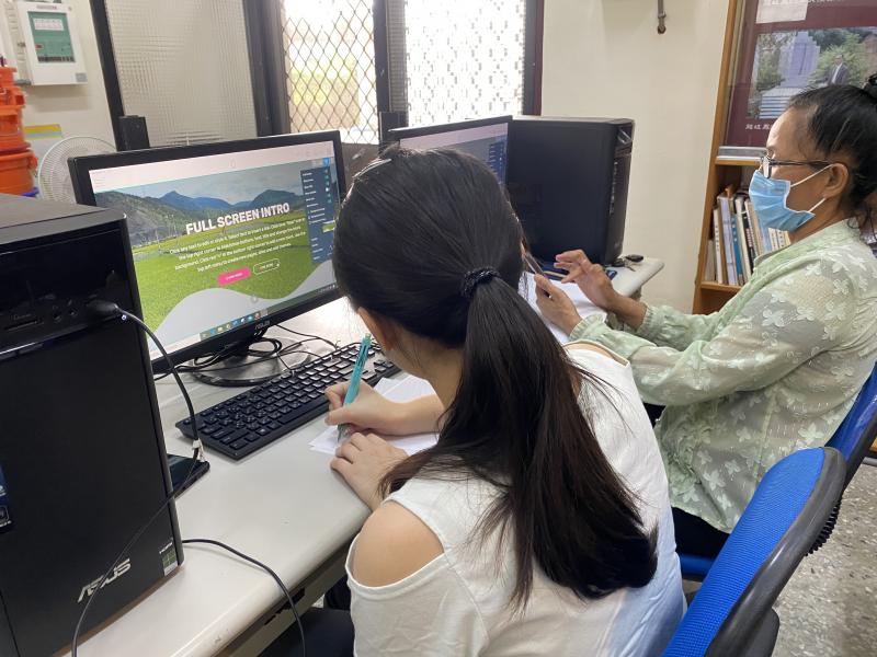 一頁式網頁軟體操作說明，講師說明的重點，一心二用的聽與寫，用盡腦力只想學會，讓自家產品能於網路流通被看見。