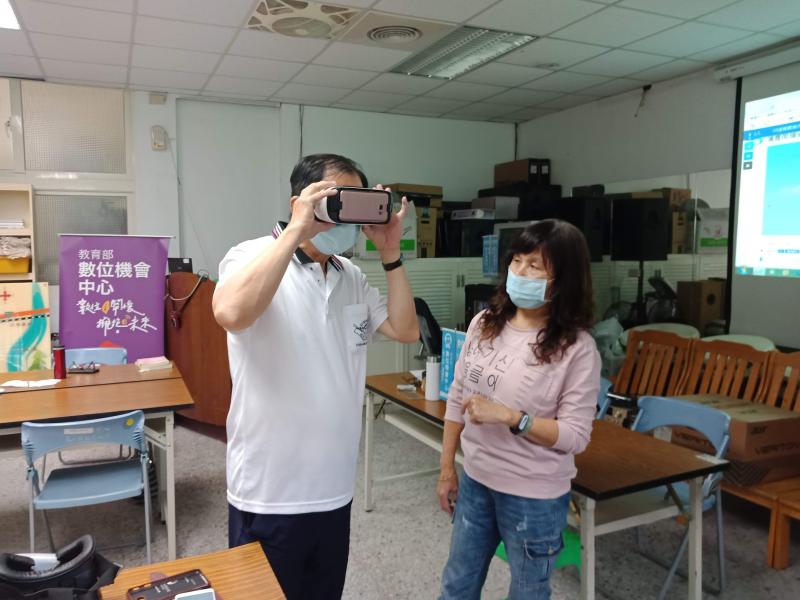 學員體驗VR軟體。