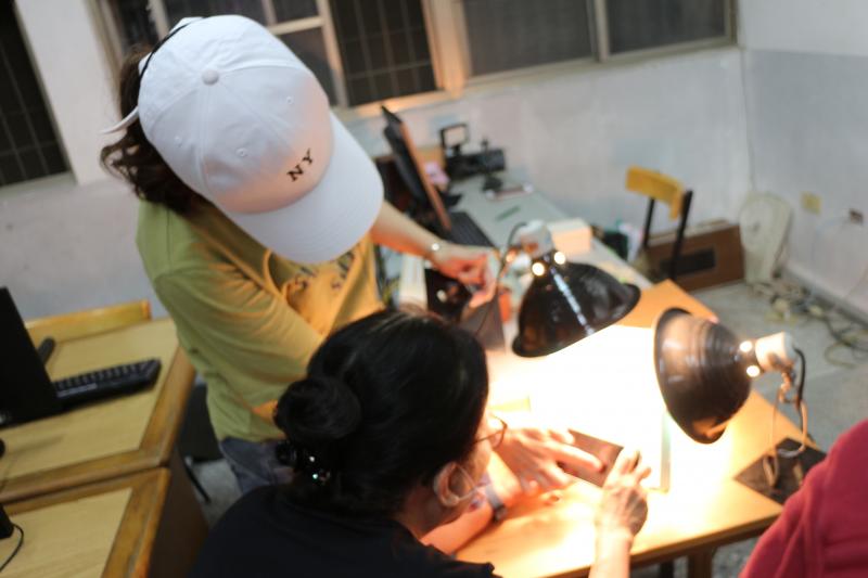 講解程式裡的符號(曝光、快門、感光、重設)，開始利用小攝影棚擺放道具拍攝，打燈與否的差異，一些特殊的小東西可以讓產品拍攝出特有感覺