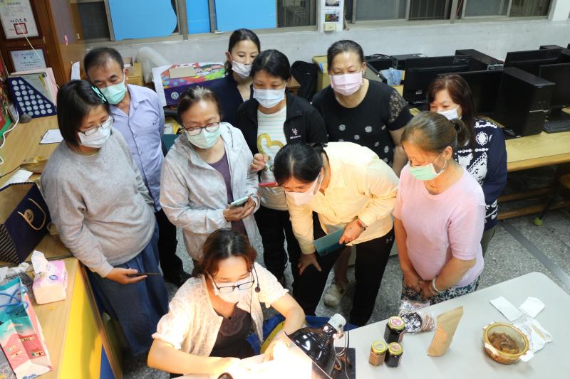 調整好照片就可以套用免費的版型製作簡單DM了，其實除了可以做DM 多花點心思也可以自己做出海報風格的問候圖