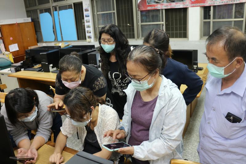 也利用暗黑的手法、用黃、白燈打光找出美麗的角度拍攝