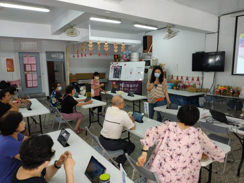 社區活動中心上課，很多學員聚集