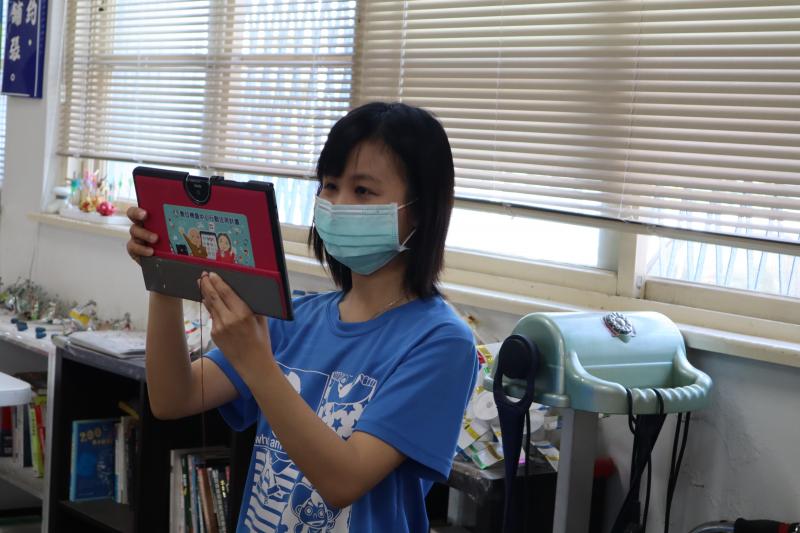 了解縮時攝影,在正常速度下播放時，便會感覺到時間經過得較快速，而產生一種流逝感。如對一個變動中的景象以每秒一張的速度進行連續拍攝，之後以每秒30張的速度播放，那麼便會呈現出加速30倍的視覺效果。