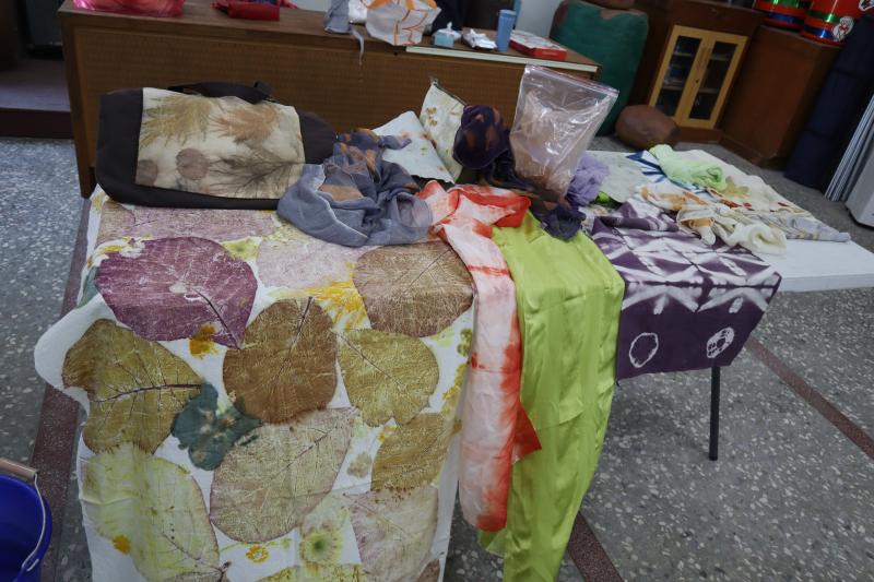 春天的嫩芽變成翠綠的葉子，白花系列也陸續開放，但別被白色騙了，在酸鹼的變化下，不同材質，它還是會有不一樣的顏色