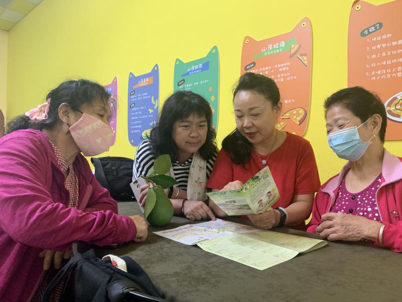 學員家中種植農產品為主，老師指導如何在展售區擺設亮眼表現