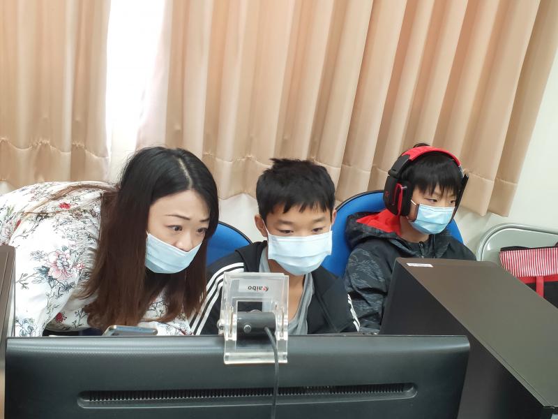 媽媽帶孩子們一起學習，一起互相幫忙