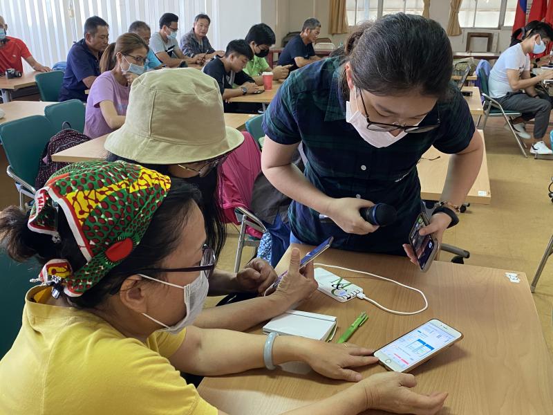 本堂課程，從APP下載開始說明，過程中有無頻寬的、有版本支援，有當機者，皆須講、師助教協助之。