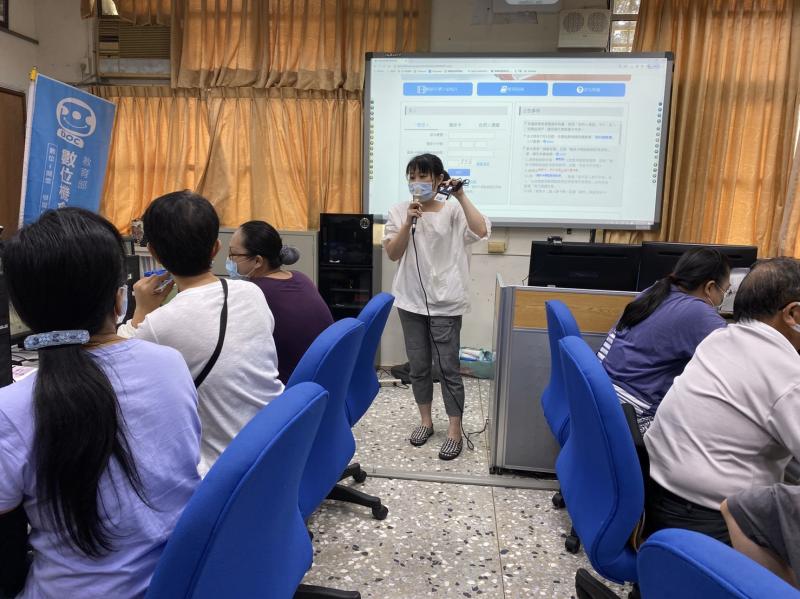 講師介紹如何操作讀卡機