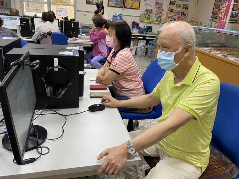 學員插入健保卡完成線上認證