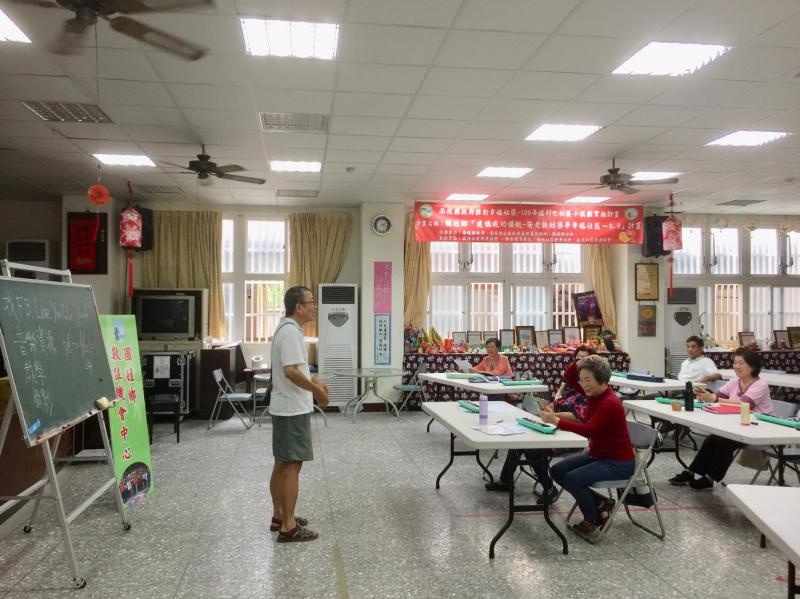 老師指導學員在網路上搜尋相關app